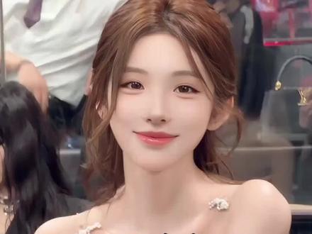 张若琳:外号若琳pepper,连喝水都比别人好看气质美女#张若琳 #若琳pepper #薪水的薪 #甜美暴击现场 #喝水都好看
