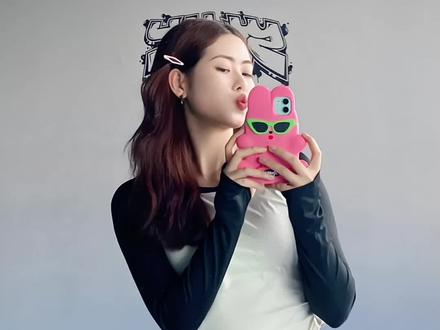 为什么没人告诉我方圆脸还可以这么扎?简单几步女团同款发型,搭配咱的百褶裙泰酷啦#适合手残党的卷发秘籍 #简单又好看的发型 #五一出游甜妹发型 #张元英同款 #垂耳兔发型