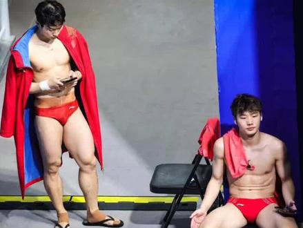 王宗原将金牌递给14岁女孩拍照