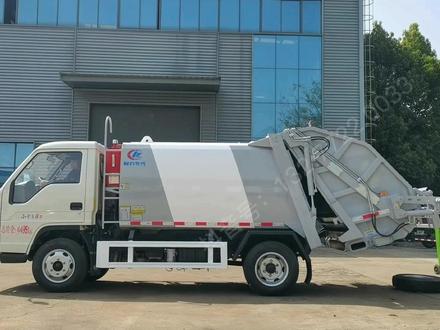 今天给大家看一款环卫车:福田小卡之星~蓝牌压缩垃圾车操作视频详细讲解,教你怎么操作这款小型压缩垃圾车。该车型有效容积4.5立方,可在限高2.2米的地下室进行垃圾清运作业,这款地下室压缩垃圾车,也可进道路较窄的巷道里面作业,公园景区里的垃圾清运也很方便#蓝牌压缩垃圾车 #地下室压缩垃圾车 #压缩垃圾车操作视频 #垃圾车 #环卫车