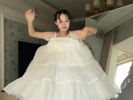 女生如何独自穿上华丽的公主裙? 并且控制住一只淘气的猫。#lolita #公主裙 #裙子