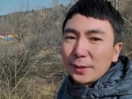 贾鲁河源头区域由于近些年雨水充沛,限制采矿,生态保护等原因,包括梨园河温泉在内的有些泉水复涌,这成了郑州民间的喜事。当地村干部及时组织疏浚河道,整修观赏池,维护秩序,百姓自发前去黄土沟沟里观看,还行成了热闹的集市,为失去了三十多年的泉水庆贺。看到人们的笑脸,我感觉这里面包含的不只是一眼泉水涌出,还有人们对美好生活的向往,对欣逢盛世的喜悦之情。2026年即将到来,更是期待有一个可喜可贺的好年景。#郑州 #贾鲁河源头 #梨园河村