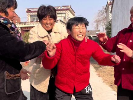 我的个娘诶,我这不能出门了,一出门都被他们逮住逮住就得跳,不跳还不让走,你说这咋整?#刀马刀马?#自创舞@DOU+上热门 @王文兰(小号) #刀马刀马