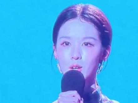 今晚一盛典上,曾就读于飞行器制造工程专业的陈都灵,赞叹中国航空航天人。