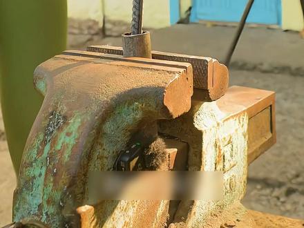 不用买装备,教你自制野外生存火把。 #放心借 #放心借福利 #科普 #生活小技巧