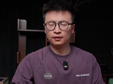 理想终于说明白了 今天,朗咸朋朗博说,理想的VLA是用GPT的方式做自动驾驶,
我试着翻译一下,这个应该就是在训练豆包、Gemini这样的大模型开车。
豆包这样的大语言模型,或者叫多模态大模型,它天然就长着脑子,能理解世界,问题是就是没有在驾校培训过,也没有用它最擅长看导航的方式接入导航信息。
其实,观察我们自己的成长过程,把这样的模型丢进“驾校”,让它达到更高的驾驶上限,逻辑上是通顺的。
PS:理想的交互界面上的思维链对用户没价值,也让大家对VLA产生了很多偏见。