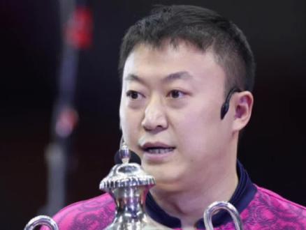 #乒乓球名场面 之马琳:“二王一马”退役仪式,马琳举起世乒赛男单奖杯,王皓获得混双奖杯,王励勤举起女单奖杯。 #马琳 #世乒赛 #刘国梁 #王励勤 #王皓 #中国乒乓球 @DOU+小助手