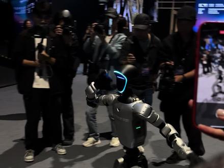 香港国际AI艺术节!#机器人 #高科技 #未来科技 宇树机器人的舞蹈把“精准”焊在舞台上,每一个动作都踩在科技的节拍上,这视觉冲击谁看了不震撼👏 #AI黑科技