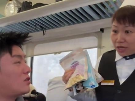 哈尔滨铁路客服回应辞退卖货大姨:目前正在调查核实 据中安新闻,11月27日(发布),列车上售货大姨偶遇网红主播,售卖食品时幽默互动。事后大姨被以“行为影响铁路形象”为由被停职,领导表示:别想干了,这行都干不了。大姨称已经干了十几年,单亲抚养儿子,停职对生活影响很大。
11月27日,哈尔滨铁路客服告诉《正在新闻》,收到很多旅客反映,已将相关问题流转到相关部门,目前正在调查核实。
哈尔滨铁路佳木斯客运段工作人员告诉《正在新闻》,列车上大部分售货人员并非列车员,是委外公司的人,相当于外包。