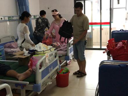 带宝宝回家,妈妈出门迎接,爸爸放鞭炮,全家脸上笑开了花