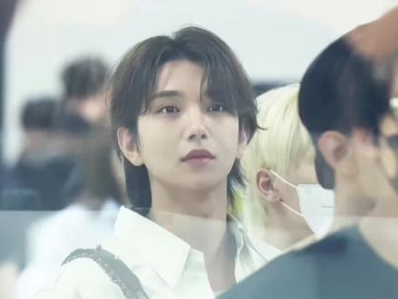 #洪知秀 #seventeen 入坑不久,以前很少去参与粉圈的事情,但最近看到知秀被造谣,作为绿卡和团里的大哥哥,他一定肩负着很大的责任吧,发生了这样的事情,公司没有出面澄清,rs降不下来,一定感到有些难受吧,看到有些克拉因此脱粉,而我无法为知秀做些什么,会感到无力,知秀真的是很好很好的人,是我隔着屏幕所崇拜的星星,是语言不通却依旧喜欢的人,我也希望他的真诚、勇气与实力可以让他渡过一切困难,让更多的人喜欢小十七,喜欢Joshua