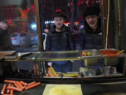 谁吃谁吃谁吃烤冷面呐,我吃烤冷面#我的摆摊日记 #猜拳 #烤冷面