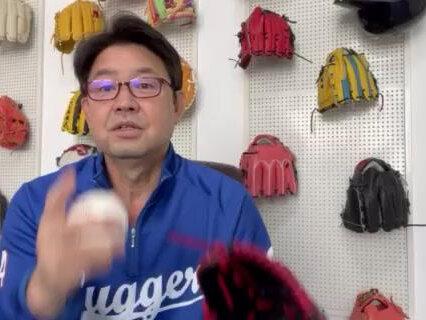 棒球手套手指的编绳不能太紧,需要较宽松才可以轻松的抓到球。手套的动作和手指的动作一致,如果手指上端松口小,手掌内部空间太大,接球时,球不会固定在一点,且容易掉出手套#棒球 #橄榄球运动员 #棒垒球