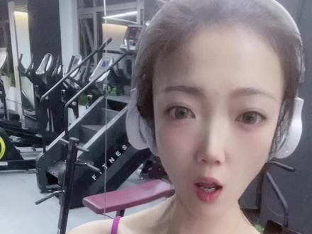 当我emo了,就知道杠铃又该加片儿了。我平时的健身方式就是,在网上抬杠。#毫无训练痕迹 #精神状态belike #山东方言