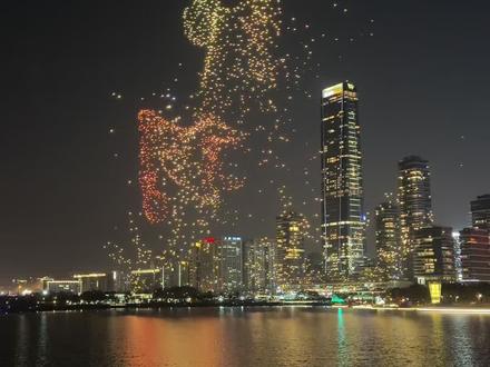 打卡深圳人才公园无人机表演,视觉效果还行,就是广告浓度有点高,看个热闹吧。#深圳无人机表演 #拉夫劳伦 #深圳人才公园无人机表演 #马年说马