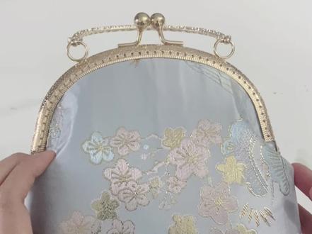 🔥一片式口金包·详细教程📷新手也可轻松搞定哦! 一、准备材料
✔️ 表布+里布各1片(尺寸参考:20cm×30cm)
✔️ 8.5cm口金+配套螺丝钉
✔️ 铺棉(可选,增加挺括感)
✔️ 剪刀/针线/水消笔/尺子
✔️ 手工胶(视频中没用胶)
二、制作步骤
📌 步骤1:裁剪布料
- 画纸样:在布料背面画出梯形(上底20cm,下底14cm,高15cm)
- 留1cm缝份裁剪(表布+里布+铺棉各1片)
📌 步骤2:烫铺棉(可选)
- 将铺棉熨烫在表布背面(无胶铺棉需疏缝固定)
📌 步骤3:缝合主体
- 表布正面相对对折,缝合两侧(留1cm缝份)
- 里布同样操作
📌 步骤4:组合包体
- 将表布袋翻到正面,套入里布袋
- 缝合上边缘(正面相对)
📌 步骤5:安装口金
- 可用胶水临时固定口金位置
- 从中间向两侧缝制:穿入第一个孔→包身出针→下一个孔入针(重复)
- 藏线头:最后几针穿回内侧打结
💡 小技巧:
1. 缝口金前先用锥子戳洞,更易穿针
2. 每缝3针往回倒一针更牢固
3. 线用同色系更美观!
三、成品展示
完成啦!👛 可装手机/钥匙/零钱,复古又实用~
(建议搭配:碎花布配金色口金,纯色布配珐琅口金)
✨ 进阶玩法:
- 加蕾丝花边
- 拼接不同布料
- 制作迷你挂件款
#裁缝 #手作日常 #口金包 #口金包教程 #手工包 @抖音小助手 @抖音创作灵感 @抖音媒体内容优推官 @抖音创作小助手 @抖音创作者大会 @抖音服务中心