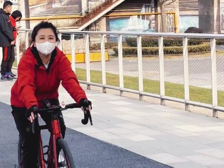 滨江大道,在上海一定要来的地方!
有机会一定要跟朋友,家人,爱人来一次的滨江绿道,吹吹黄浦江的风!
全长22公里的骑行道🚴🏻♀️🚴🏻
起点杨浦大桥下 ,终点徐浦大桥
沿途很多休息的驿站可以免费喝水,读书,还有很多精美的餐馆、咖啡店☕️ 实在周日太适合休闲遛弯了!
#上海网红打卡景点 #上海好玩的地方推荐 #上海周末去哪儿 #骑行#抖音搜索流量来了