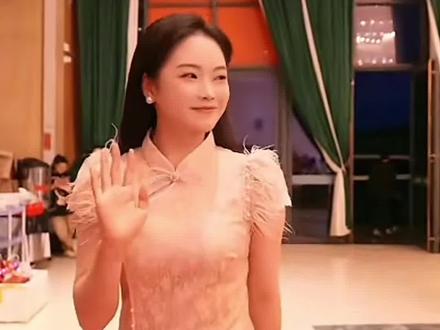 阿朱盛装出席花小磊订婚仪式,祝花小磊夫妇订婚快乐,永结同心#超有诚意的礼物 #穿旗袍的女子 #阿朱228 @阿朱💋(金朱传媒)228 @花小磊&苏杨洁5月19·20号订婚仪式 @DOU+上热门