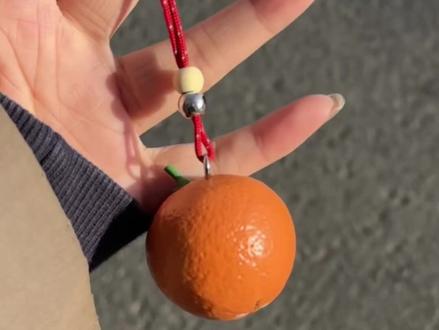 瑞幸新周边 小板凳 小橙子!都好可爱啊!!#褚橙拿铁限定回归 #瑞幸小凳子挂件回来了 #我的心动跨年地图 #2026心想事橙 #新年必喝好运饮品