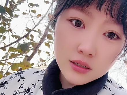 神苗卖家通常没有真品种,通过售卖假苗赚取高额利润。他们通常以宿迁为发货地,利用消费者对热门品种的需求,将低价收来的苗子冒充高价品种。为吸引消费者,卖家会承诺死苗包赔、补发,但往往无法兑现。#果树 #自家种植 #果树苗 #黑心商家 #种植