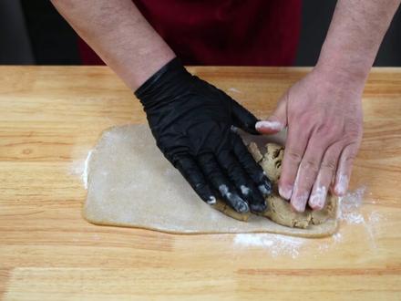 荞麦千层酥饼|椒盐咸香口味,口感松酥掉渣,可做无糖更健康 • 食材:荞麦面团
中筋粉150克0:31,
荞麦粉150克0:37,
小苏打2克0:41,
白糖20克(不吃白糖可以用木糖醇代替口味一样,或者不放白糖,但口味略单一)0:43,
鸡蛋3个(每个约60克)0:53,
玉米油30克1:07,
• 食材:荞麦油酥面团
荞麦粉150克1:56
中筋粉150克2:02,
盐5克2:08,
小苏打2克2:12.
花椒粉1小勺(约普通吃饭勺子1/3)2:15,
玉米油150克2:25,
• 烘焙温度(80L烤箱):预热烤箱到上火180度、下火160度,中层烤20分钟,不能独立控温用170度,重点就是烤干,感觉不酥脆可以回炉几分钟。
• 食谱中的温度都是摄氏度C,华氏度F =摄氏度C × 1.8 + 32F。
• 食谱中的计量单位都是克(Grams),如果是液体材料1克约等于1毫升。
• 食材后的数字为食材在视频中出现的时间点,习惯文字阅读的朋友,或有听力障碍的朋友可以根据时间点对照食谱。
• 记录退休老爸的手艺,分享给喜欢美食的朋友,大家喜欢可以点赞关注老爸的食光。#美食vlog #美食教程 #烘焙 #家常美食 #老爸的食光