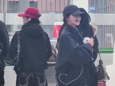 孝敏在见面会上不能跳,在机场终于耍一耍了😂 2026皇冠女团T-ara,成都粉丝见面会,圆满结束准备回家了!视频素材来自博主@喵了个叽 提供,感谢支持!@#朴孝敏 #tara #tara成都粉丝见面会 #送机现场 #朴智妍