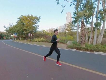 为什么很多人穿紧身裤跑步的时候,外面还要套一条短裤呢?#跑步