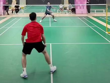 36岁小将周天成,对28岁退役老将郑思维。单打
实属罕见,打出了水平,打出了人情世故。#郑思维 #羽毛球🏸 #周天成 。周天成对羽毛球拼搏的意志品质还是很值得肯定的。