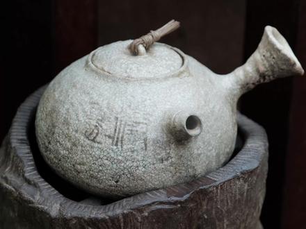 化腐朽为--- ~~竹声炉~~
竹不仅仅是一种植物
它更是一种道
它用长时间的扎根
厚积薄发
~竹子是虚心是坚韧
苏东坡的宁可食无肉
不可居无竹
郑板桥说的咬定青山不放松
任尔东西南北风
~我爱竹子的虚怀
我爱竹子的气节
我爱他的坚韧
我爱它的生命力
~这次我把竹子作为一个美学元素
结合雕塑的泥感
和绘画的写意
进行重新设计与构思
生动和艺术趣味
年代感和生命力
是这只炉子要表达的中心
我想尽任何办法
去表达这些
岁月的痕迹
自然的骨感
在竹子的节与节之间
去寻找一种流线
去寻找一种斑驳
以这种节奏
来展现竹子的内在精神
与受过风霜洗礼之后的坚韧
~炉身从每个角度观看
都是一种不一样的动态
挺拔中带有柔美
~有的时候
我会钻到一片竹林里
会捡到一些
残掉下来的一些竹枝
小石头
成为我的创作工具
~当一件器物放在你们的茶桌上
他会和你对话
说的是什么
那就看我们每个人
此时此刻的心境是什么
~有这只炉子的你们不妨
在炉身上寻找一下
然后把你的感受打在留言里
~老樊说
她很喜欢安安静静的
坐在那里
注视着一件器物
会发现他们身上
平时忽略到的地方
~那些正是我在创作炉子时
设计进去的一些心思
这些小心思呢
正是器物不可或缺的地方
但也是容易被忽略的地方
我爱这微小而具体的美好
#器物之美 #匠心制作 #茶器之美 #大福造 #炭炉