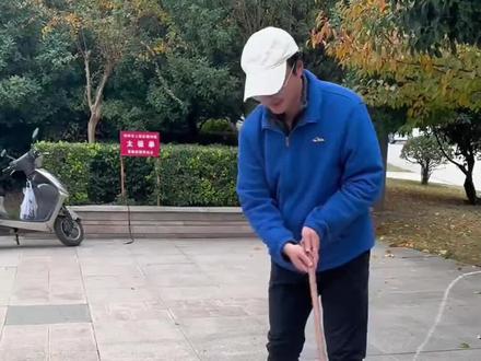 你玩过吗?会玩吗?打陀螺好玩有趣,还能锻炼身体!推荐给大家!#陀螺 #陀螺玩具 #是时候展现真正的技术了 #打陀螺 #好物推荐🔥