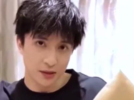 从来没见过一个歌手苦口婆心的劝歌迷不要买自己专辑 以后该是潮石“ 败家老板 ”了吧 哈哈哈哈 #薛之谦 #专辑