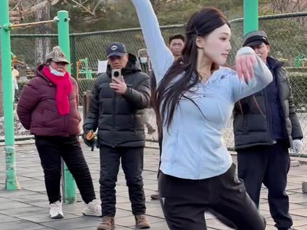 会舞蹈的机器人 感谢@杠京-北京杠爷 #户外 #刀郎 #刀郎经典歌曲 #户外跳舞 #翩翩