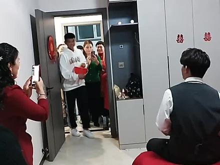 #喜事盈门 哥哥结婚,弟弟送尿盆新婚夜小叔子给哥哥嫂子端尿盆顺口溜,小叔子棒棒哒😂😂😂