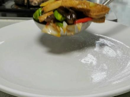 素鸡和大葱这样炒,没想到这么好吃,葱香浓郁,干香入味,超下饭 #抖音美食创作人