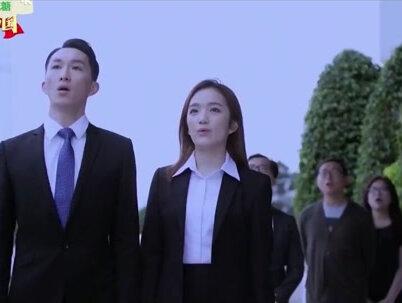 香港机场的动人一幕,郭晶晶夫妇街头领唱国歌,老外都忍不住喝彩!