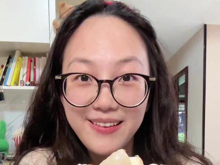 榴莲山竹荔枝干噎酸奶夹 再淋上少许百香果 就吃去吧 一吃一个不吱声๑•̀🐽•́๑
#榴莲 #山竹 #荔枝 #美食博主养成记 #抖音美食创作人
