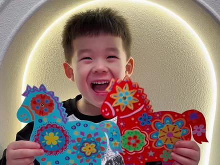 新年美育|非遗剪纸福气小胖马🐎
指尖非遗,纸上萌马,把传统年味剪进方寸之间🐴
新的一年就要到了,麻麻和宝宝一起用非遗剪纸的形式来迎接新年啦!
简单的点、线、面装饰就可以让小马灵动起来,新年的仪式感,就是和宝宝一起体验小马非遗剪纸~
#非遗 #非遗剪纸 #非遗里的年味儿 #家庭美育 #爱画画的小朋友