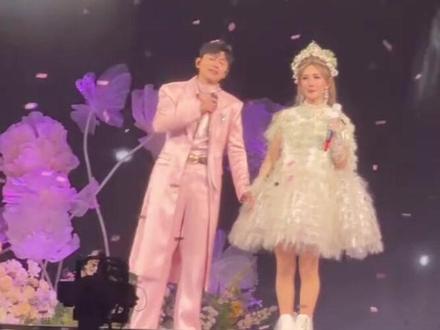 谢娜演唱会堪比婚礼现场,穿白色婚纱与张杰合唱定情曲 手牵手深情对视超甜
#谢娜 #张杰