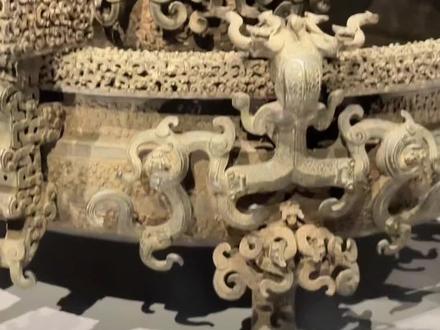 湖北省博物馆显眼包文物,西周蟠龙盖兽面纹铜罍
#让文物抖起来 #湖北省博物馆 #器物之美 #显眼包 #文物