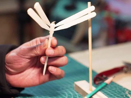 【手工教学】平衡竹蜻蜓详细制作教程
详细讲解平衡原理,重心支点,翅膀姿态,调平#手工 #竹蜻蜓