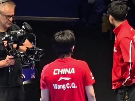 都不要过度解读了,没有申请医疗暂停,不可以耽搁太久,队医想妥善处理伤口,楚钦想简单处理一下赶紧回到赛场,晚了会黄牌,出发点都是好的,都为了国家队考虑♥我们希望接下来的比赛顺顺利利!不要受伤,还有不得不承认我们这次世锦赛男队这边确实很难,但是大家使劲儿拧成一股绳,没有什么不可以克服的。祝福他们!#伦敦世乒赛#中国乒乓球队🇨🇳🏓