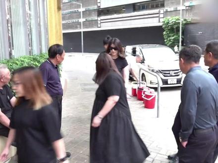 陈慧琳一家四口现身灵堂送别婆婆,两个儿子穿黑衣又高又帅 她强忍悲伤受访回应
#陈慧琳