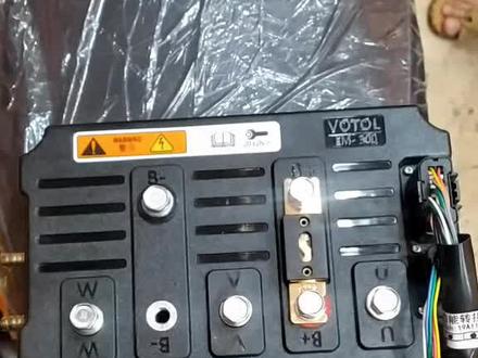 看到没就是这台控制器,来一台你的车子就能跑得快、就能烧胎、翘头了,(蓝德em500自带水冷板,300是不带的)