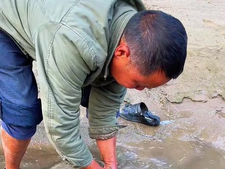 河边怪事!大爷狂拍淤泥冒泡不止,看清原理才知是高手在寻甲鱼#渔民日常 #户外捕鱼 #真实户外 #我的乡村生活 #户外抓鱼