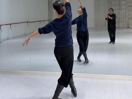 藏族舞 为何不能相逢 保姆式学习版本来啦 给大家数节拍不信你学不会。学会了记得交作业哦。原创舞蹈。#民族舞蹈舞出民族特色 #民族舞是独属于中国人的浪漫