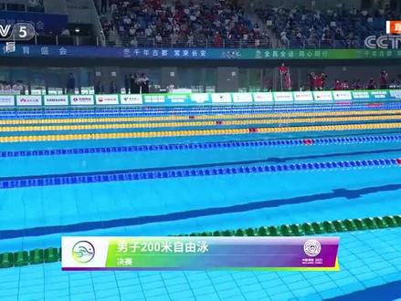 #汪顺
请欣赏汪顺这场著名的“一混战七自、铁血浙男”的比赛。
2021年9月21日,中华人民共和国第十四届运动会,汪顺作为一名混合泳运动员,闯进男子200米自由泳决赛,进入决赛的其他七名运动员全部是自由泳选手,真正的“一混战七自”!
最终,汪顺以1分46秒14的成绩夺得金牌。
汪顺在本次全运会获得六枚金牌,累计获得全运会15枚金牌,是全运会历史上名副其实的“金牌王”!
这场比赛的成绩,27岁的“老将”汪顺,他追平了自己十年前17岁时、2011年在“城市运动会”上的个人最好成绩。
两年后,2023年的全国游泳冠军赛,29岁的汪顺以1分45秒71的成绩再次刷新了自己的200自由泳个人最好成绩!
这就是突破自我、突破极限,这就是用人类有限的肉身不断创造奇迹。
2024年,巴黎奥运会,前述2011年与他同场竞技的队员们绝大部都退役了,只有30岁的汪顺还在游。
2025年,31岁的汪顺仍然勇敢拼搏在泳池里。
这就是坚持如歌。
#游泳 #第十四届全运会 #200米自由泳 #一混战七自