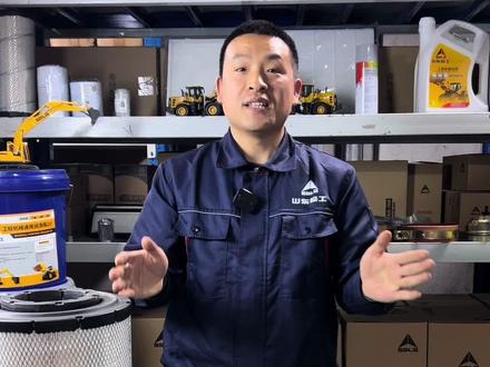 临工装载机维护保养需要注意,呼吸器滤芯也需要更换 呼吸器滤芯堵塞和破损会引起动力下降或杂质进入。铲车维护保养注意事项,胡杨分析,配件齐全。#工程机械 #铲车装载机 #临工装载机 #维护保养 #河南临工配件