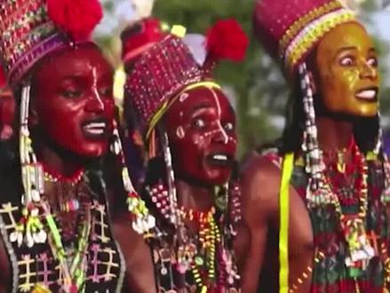 世上最奇怪的美丽标准,将颜料涂满全身不算什么,最后一个实在残忍 #唇盘 #三寸金莲 #裹脚 #黑牙