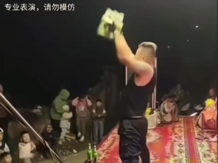 据说台下三个小孩就是TFBOYS,他们正在接受曾经的王King的洗礼,他们分别继承了王的才华,演技以及烟瘾#King #继承 #曾经的王 #搞笑 #传统民俗绝活