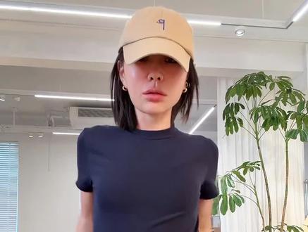 这件t恤很全能!显瘦透气又百搭,多色可选总有一个颜色适合你~#短袖t恤 #高级感穿搭 #简约穿搭 #极简风 #通勤搭配